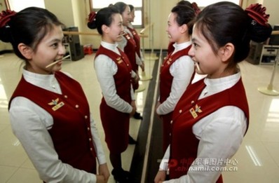 空軍“空姐”咬筷子練微笑服務(wù)兩會(huì)