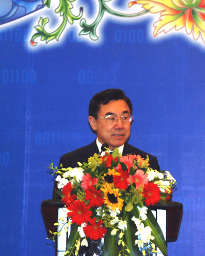 黃友義主持會(huì)議