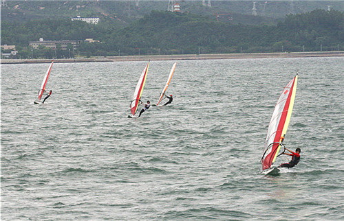 大運帆板測試賽：58名選手劈波斬浪