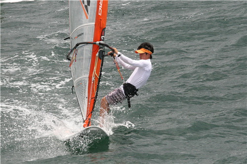 大運帆板測試賽：58名選手劈波斬浪
