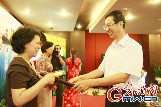 “尋找最美鄉村教師”大型系列公益活動在京啟動