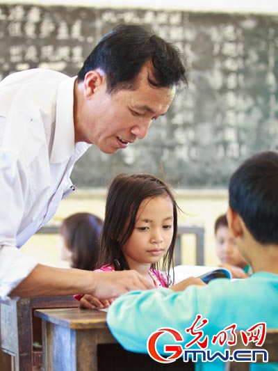 最美鄉(xiāng)村教師李修雄：大山的孩子讓我留下來