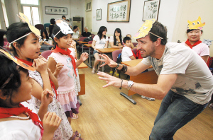 天津外國語大學學生與社區(qū)共同開展慶“六一”活動