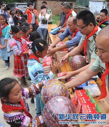 邊寨苗族小學生收到了兒童節禮物