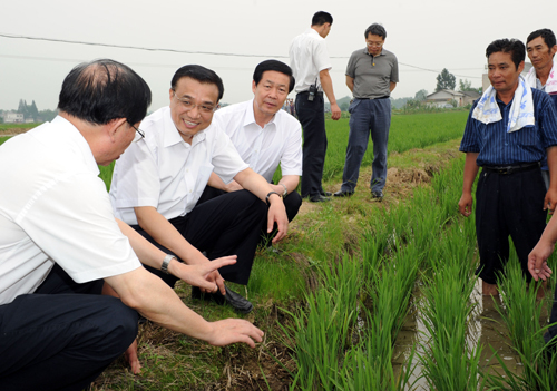李克強在安徽考察:在結(jié)構(gòu)調(diào)整優(yōu)化中保持經(jīng)濟平穩(wěn)較快發(fā)展