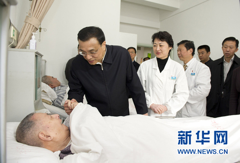 李克強在上海考察 強調(diào)推動轉(zhuǎn)型發(fā)展 依靠創(chuàng)新驅(qū)動