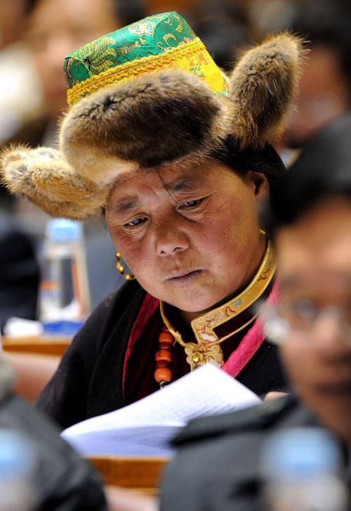 少數(shù)民族代表盛裝出席人大會(huì)議