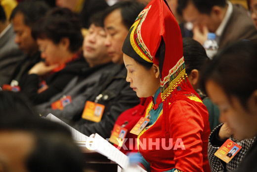 少數(shù)民族代表聽(tīng)取報(bào)告