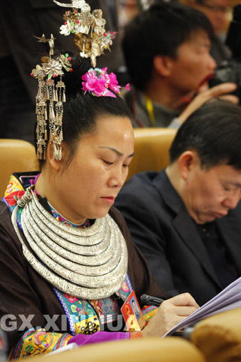 少數(shù)民族代表聽(tīng)取報(bào)告