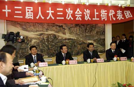 鄭州兩會報道：鄭州市委書記連維良看望人大代表