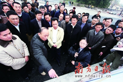 實在“兩會” 書記市長現場“解困”