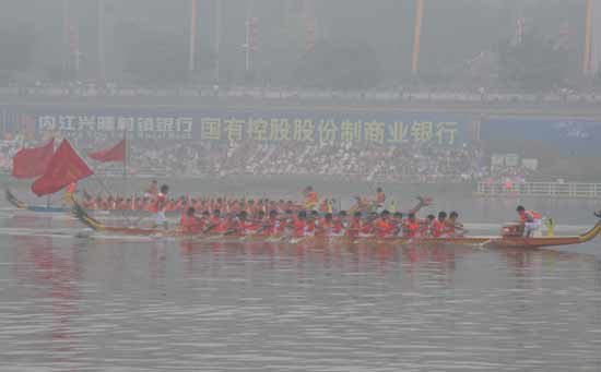 端午劃龍舟等水上民俗活動助興內江中美澳藝術滑水決賽