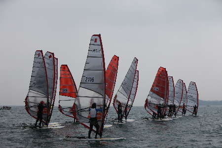 積極備戰的帆板隊員們！