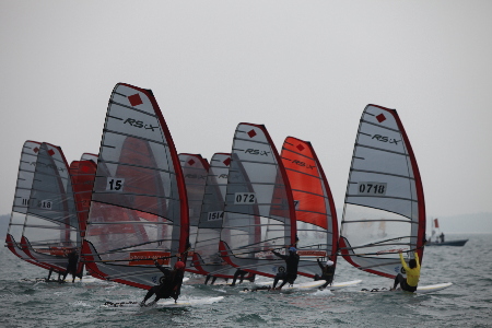 積極備戰的帆板隊員們！