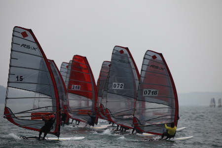 積極備戰的帆板隊員們！