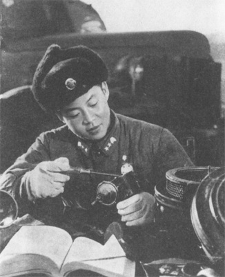 老照片：雷鋒“廢物利用” 節省資金