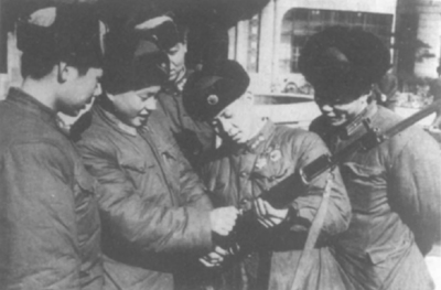 老照片：雷鋒向神槍手雷凱同志請教步槍射擊的要領(lǐng)