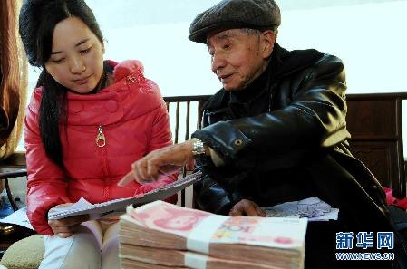 草根故事:一位八旬老人為近萬名貧困生募集助學款