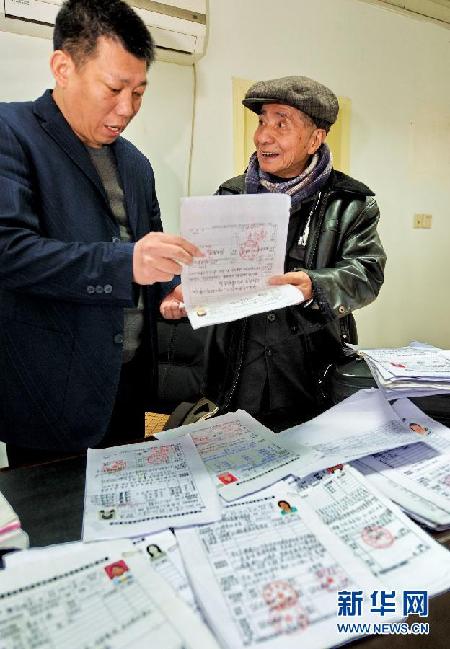 草根故事:一位八旬老人為近萬名貧困生募集助學款