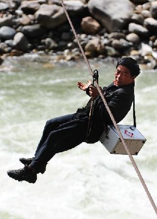 “溜索醫生”鄧前堆：只盼架起一座橋