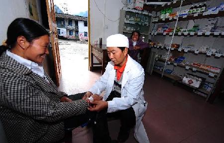 “溜索醫(yī)生”鄧前堆：只盼架起一座橋