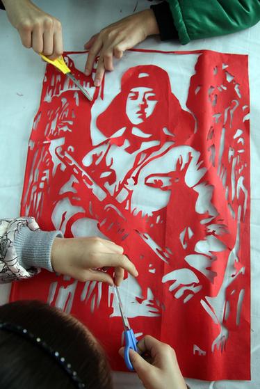 剪“雷鋒故事” 學雷鋒精神