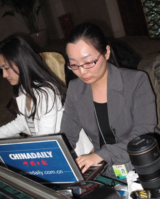 本網記者在現場進行直播