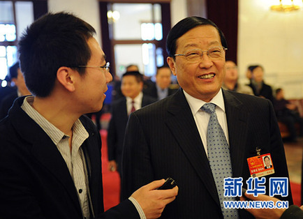 大會(huì)堂里“堵”省長(zhǎng)