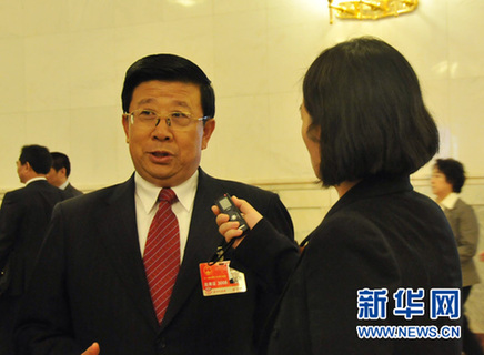 大會(huì)堂里“堵”省長(zhǎng)