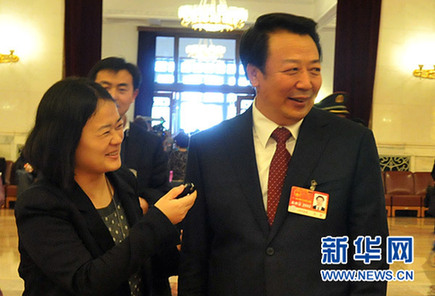 大會(huì)堂里“堵”省長(zhǎng)