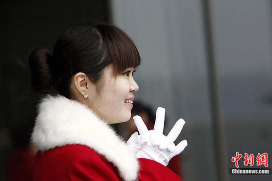 禮儀小姐在機(jī)場等候委員抵達(dá)