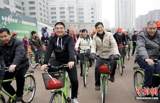 濮存昕陳光標倡導自行車出行