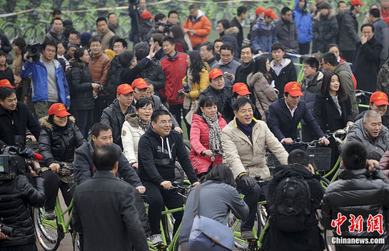 濮存昕陳光標倡導自行車出行