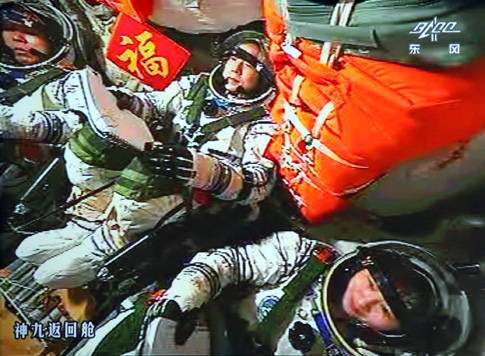 航天員等待發射