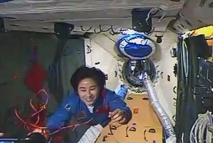 劉洋在“天宮”內用紅絲繩編織中國結