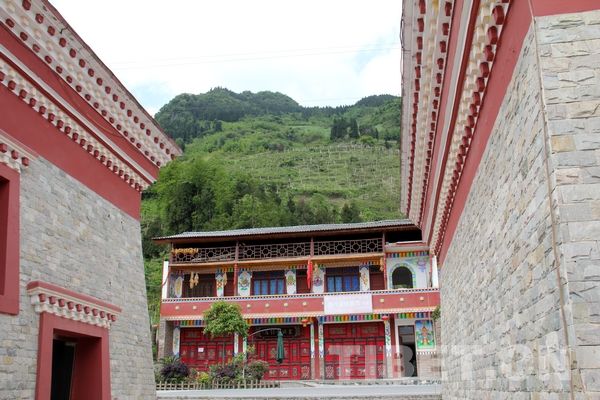 四川阿壩三江：從殘?jiān)珨啾诘剿l(xiāng)藏寨