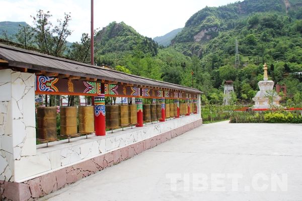 四川阿壩三江：從殘?jiān)珨啾诘剿l(xiāng)藏寨