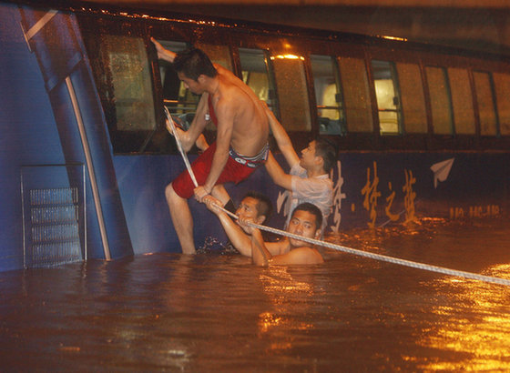 61年最大暴雨 群眾守望互助--北京特大暴雨實(shí)錄