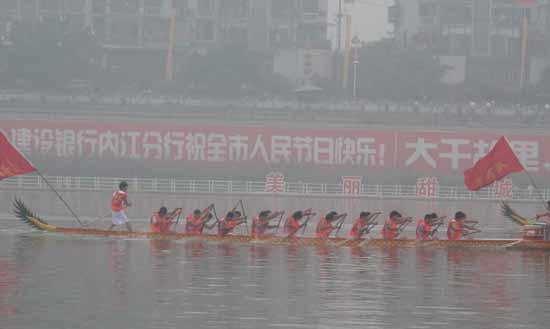 端午劃龍舟等水上民俗活動助興內(nèi)江中美澳藝術(shù)滑水決賽