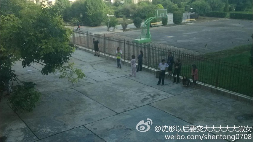 甘肅定西岷縣附近發(fā)生6.6級(jí)左右地震 居民下樓躲避