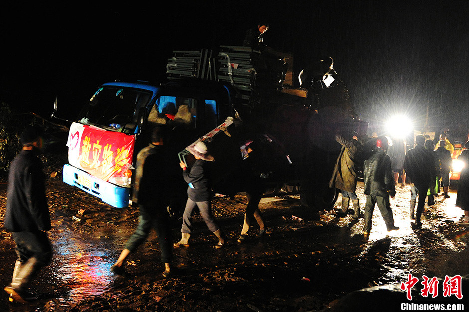 甘肅地震后 志愿者深夜冒雨踏泥急送“臨時之家”