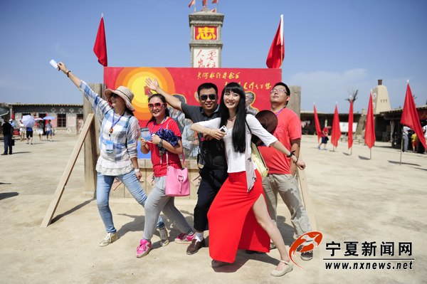 網(wǎng)絡(luò)記者鎮(zhèn)北堡“穿梭”中國電影“時(shí)空隧道”