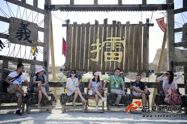 網(wǎng)絡(luò)記者鎮(zhèn)北堡“穿梭”中國電影“時(shí)空隧道”