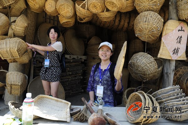 網(wǎng)絡(luò)記者鎮(zhèn)北堡“穿梭”中國電影“時(shí)空隧道”
