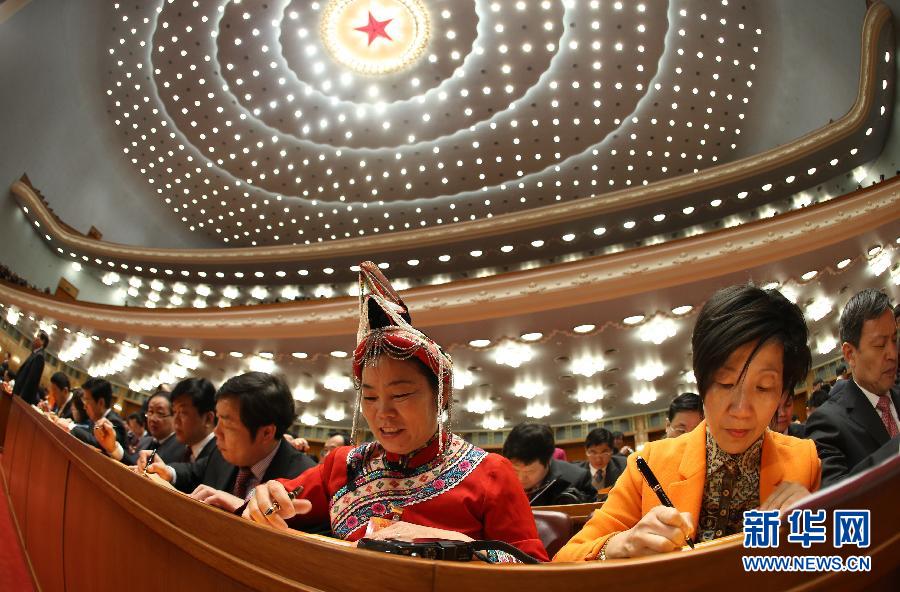 代表準(zhǔn)備填寫(xiě)選票