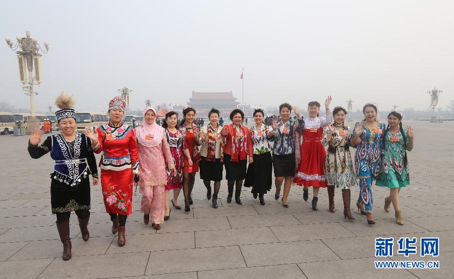全國人大代表在天安門廣場(chǎng)留影