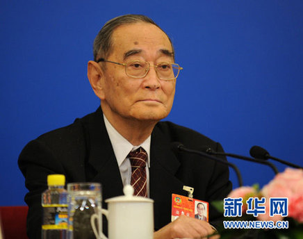 委員參加全國政協(xié)十一屆四次會議記者會