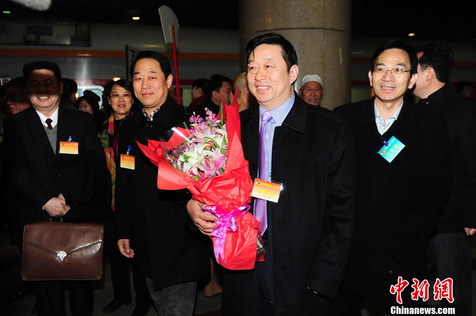 首批參加全國政協(xié)十一屆五次會議的京外委員抵京