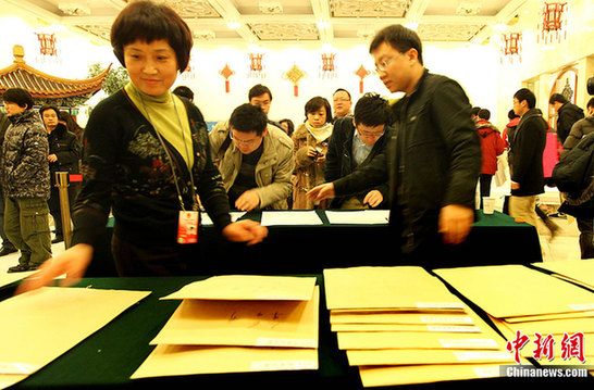 禮儀小姐在機(jī)場等候委員抵達(dá)