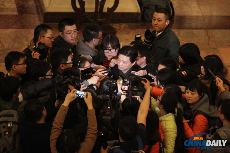 全國政協委員遭遇媒體記者圍堵采訪